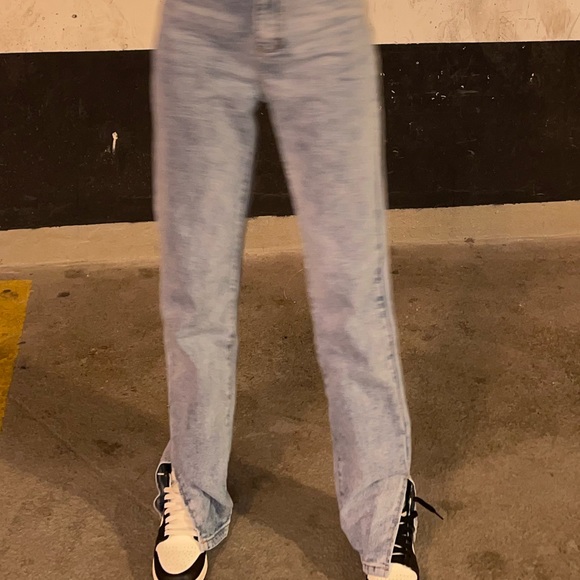 Light washed jeans with slit at the bottom of jeans - Picture 4 of 5